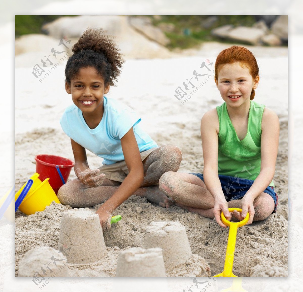 沙滩快乐玩耍的小女孩图片