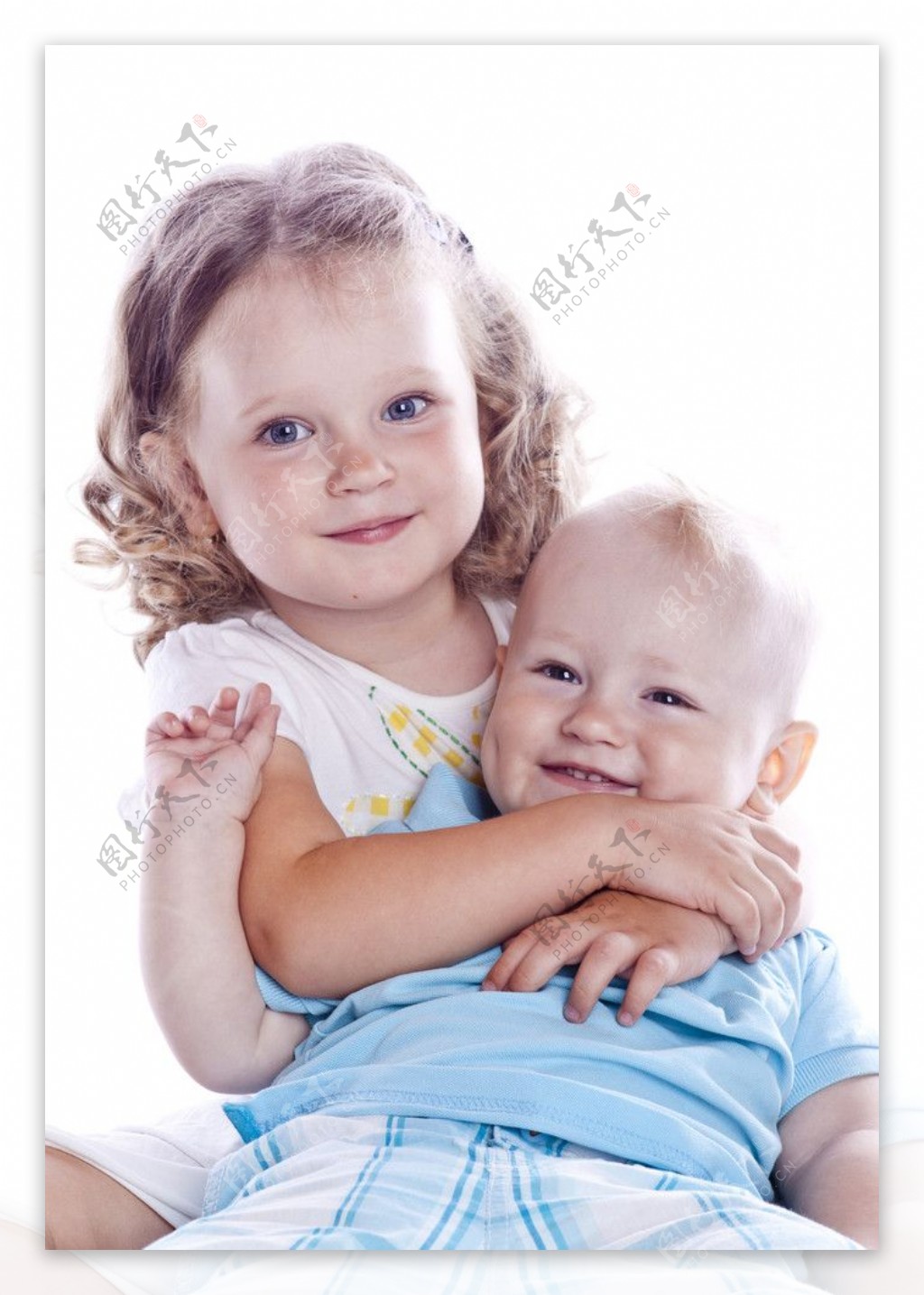 小女孩抱着可爱的婴儿宝宝图片