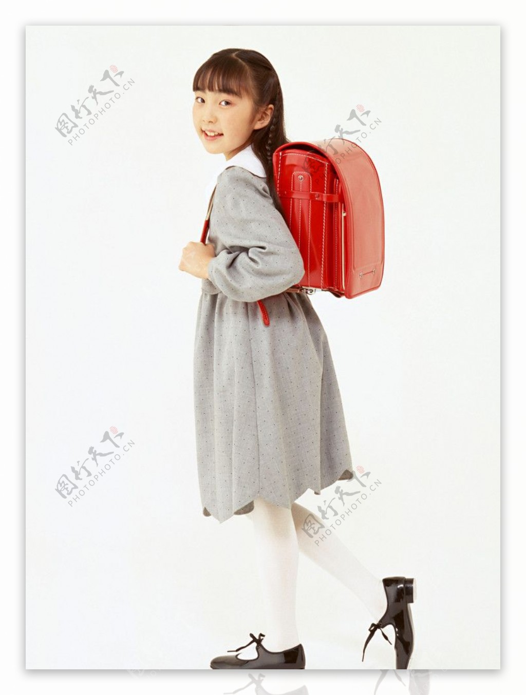 穿着校服背着书包的小学生图片