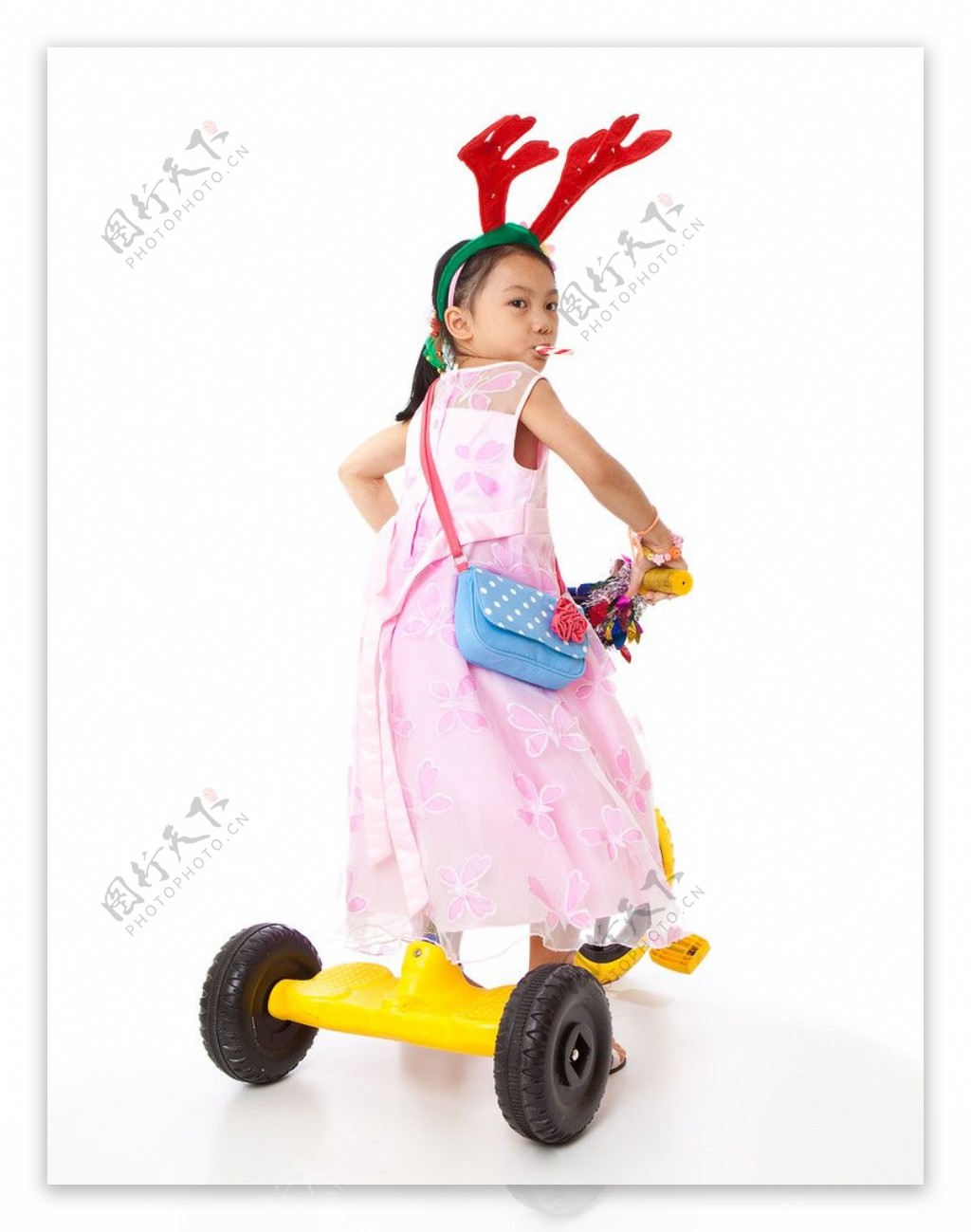 骑儿童车的小女孩图片