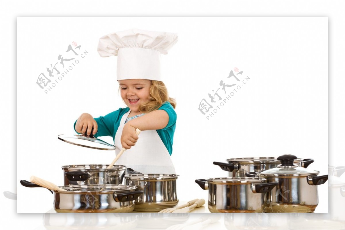 集中在做饭。穿着白色厨师服的家庭孩子在厨房里准备食物照片摄影图片_ID:394198525-Veer图库