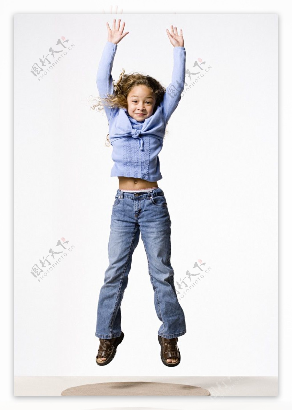 兴奋跳跃的小女孩图片