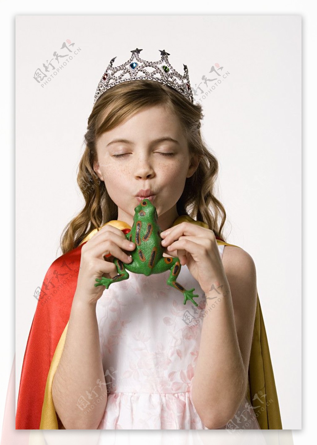 穿着古装吹青蛙的优雅小女孩图片