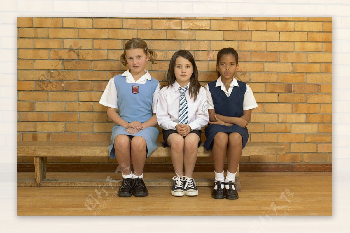 坐在长凳子上的小学生图片