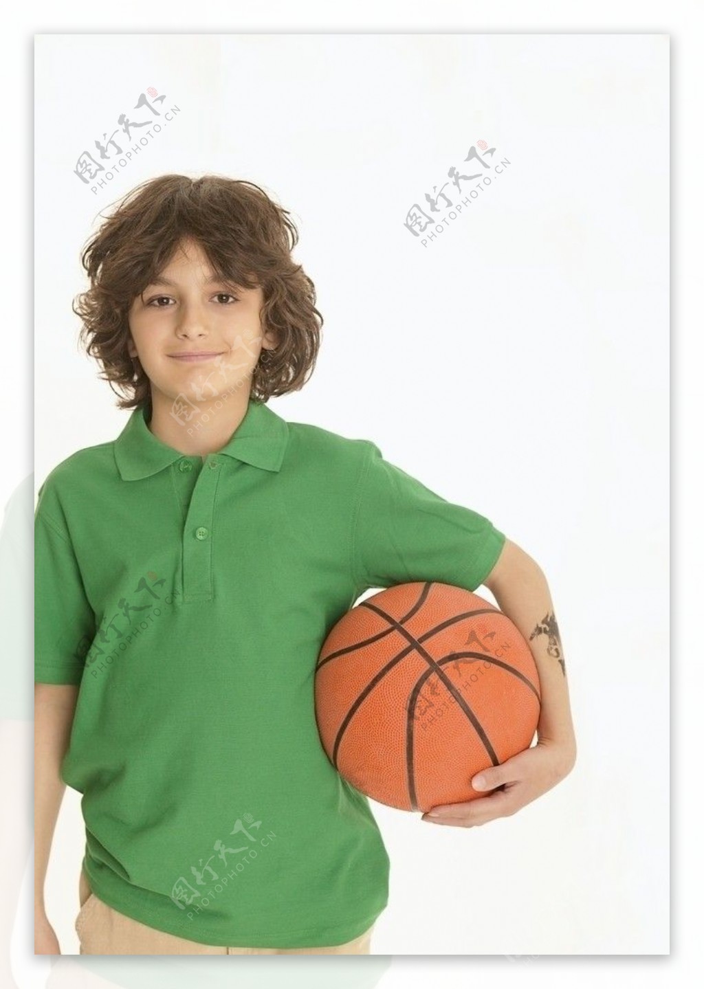 拿着篮球的小帅哥图片