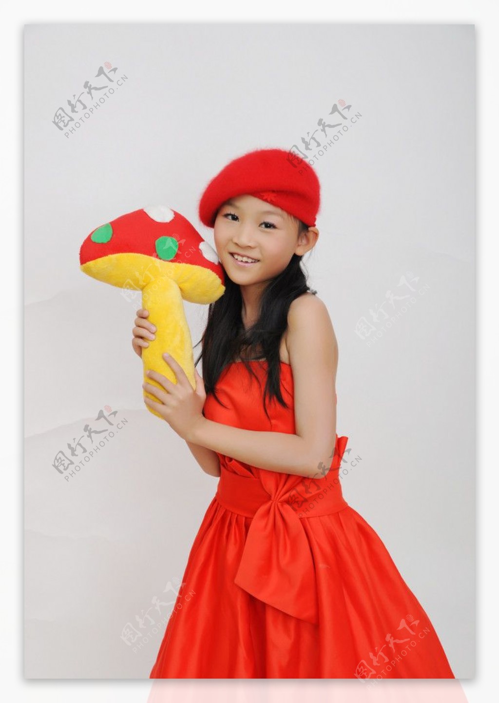 戴红帽的小女孩图片