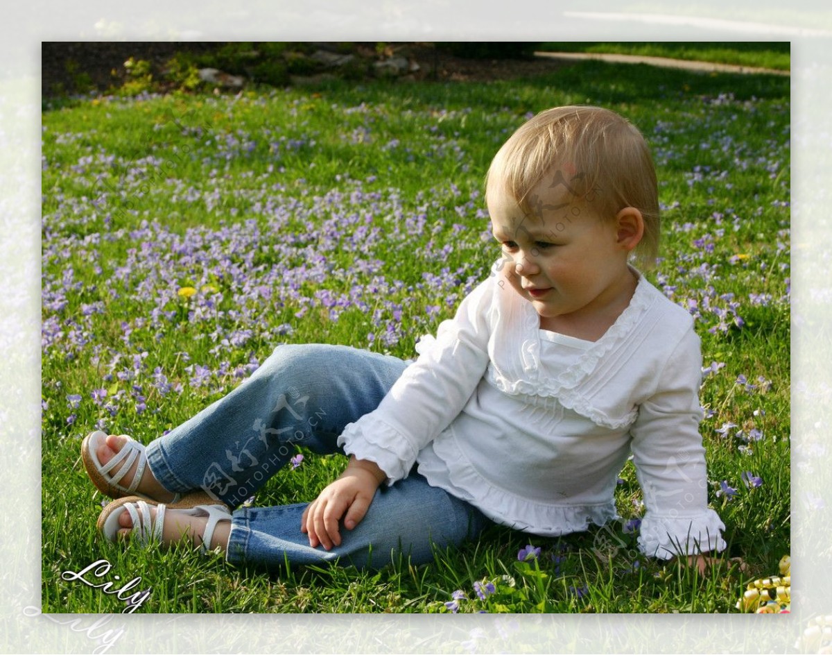 在草地上摆pose的小女孩图片