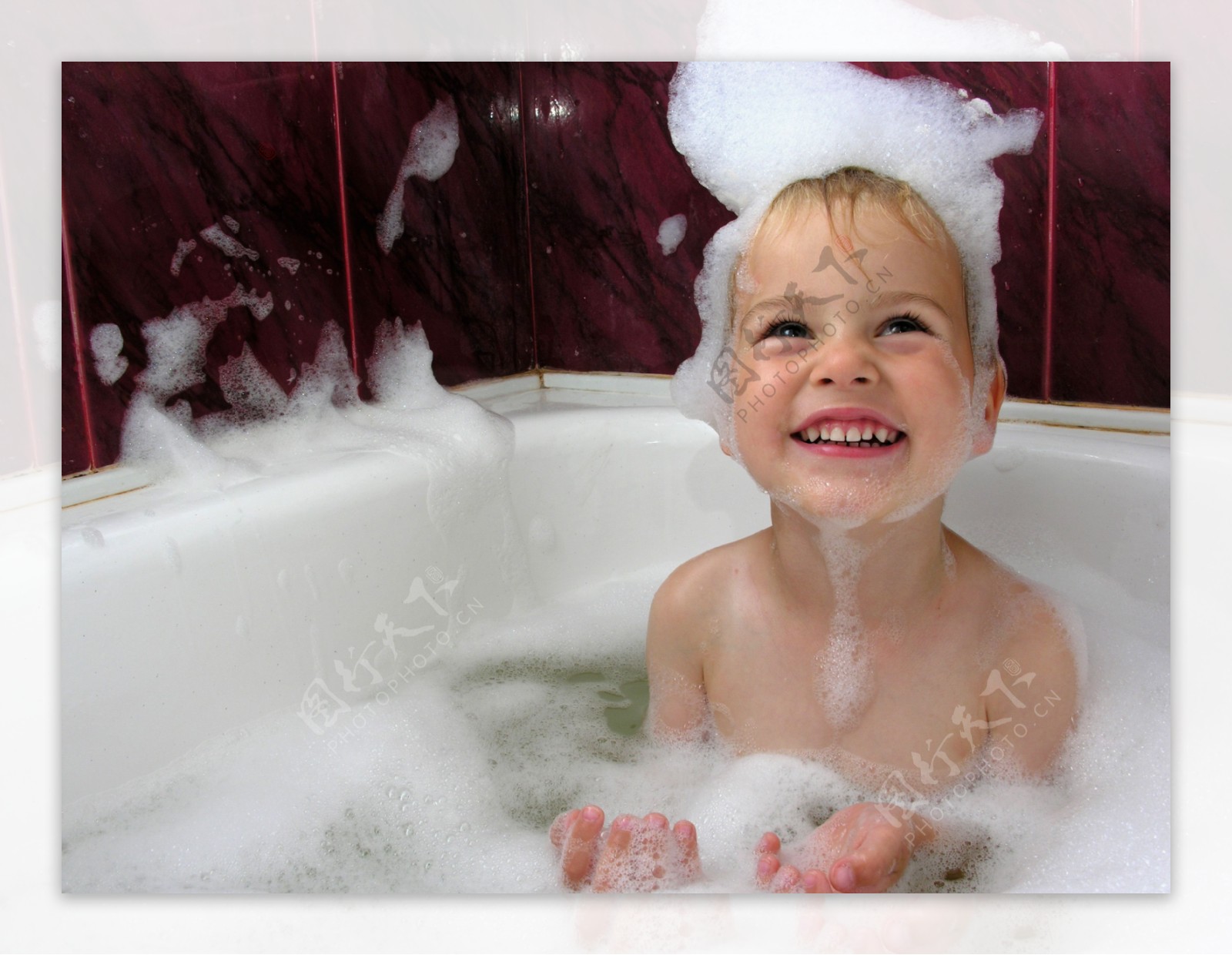 洗澡的小男生图片
