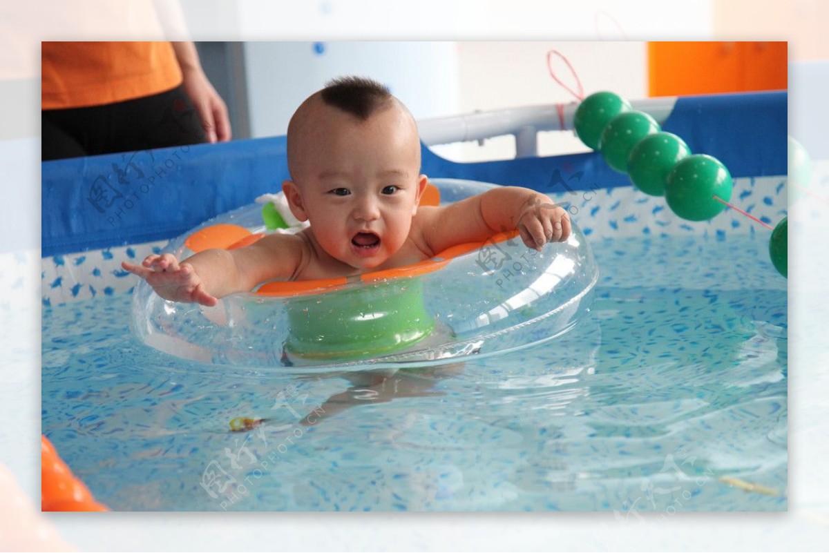 婴儿游泳勇往直前图片
