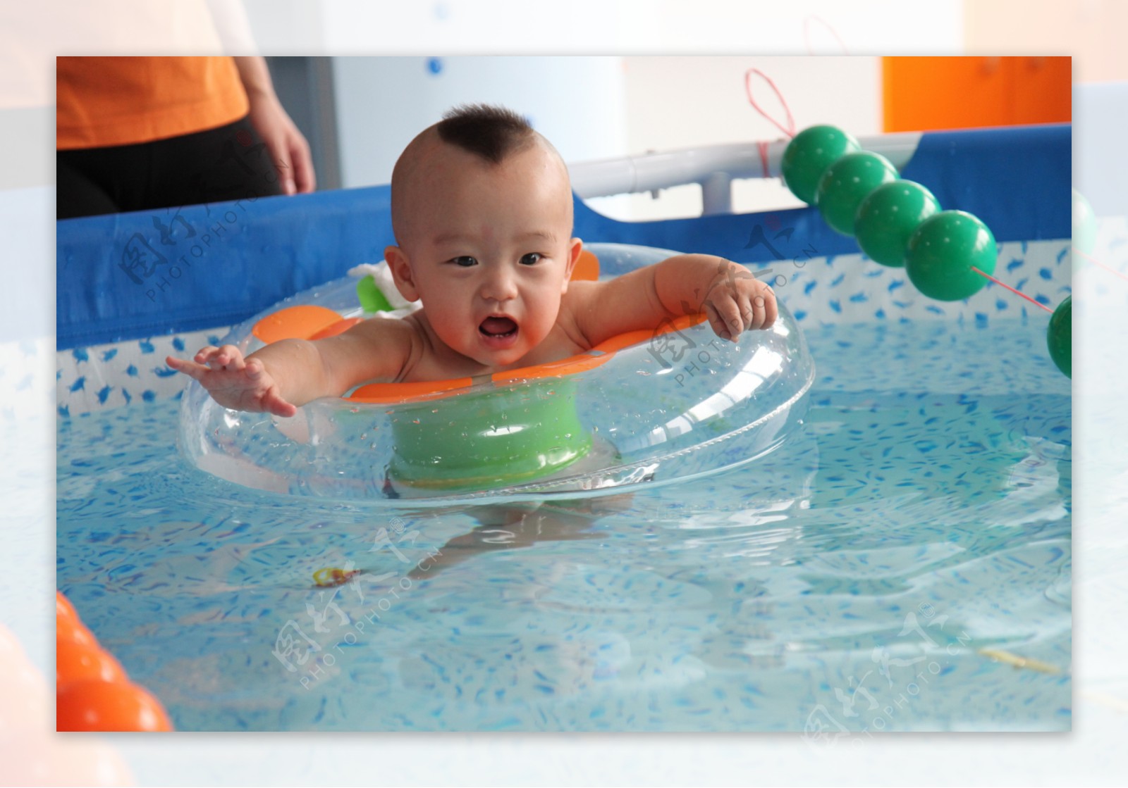 婴儿游泳勇往直前图片