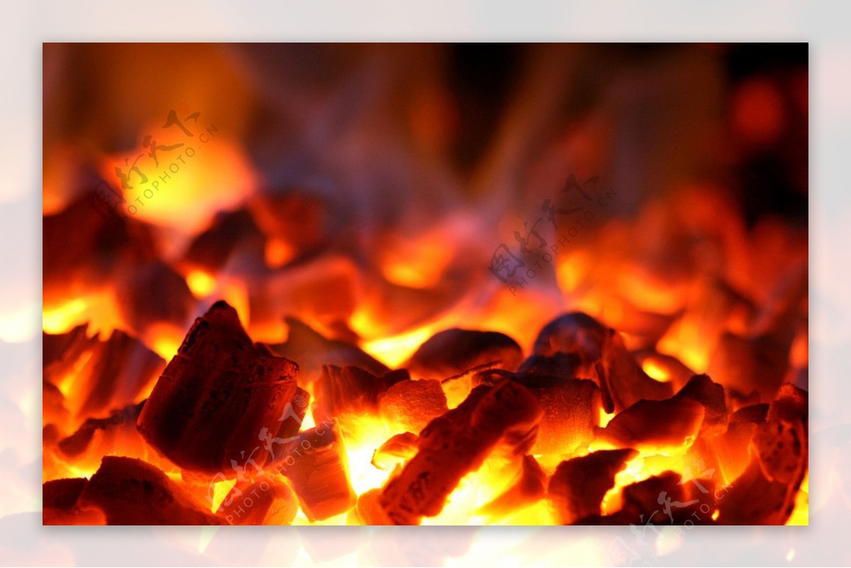 燃烧的木炭图片