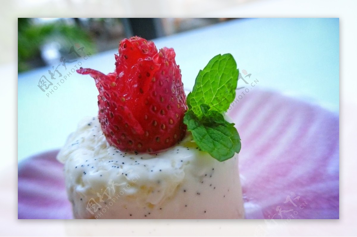 草莓燕窝椰奶冻