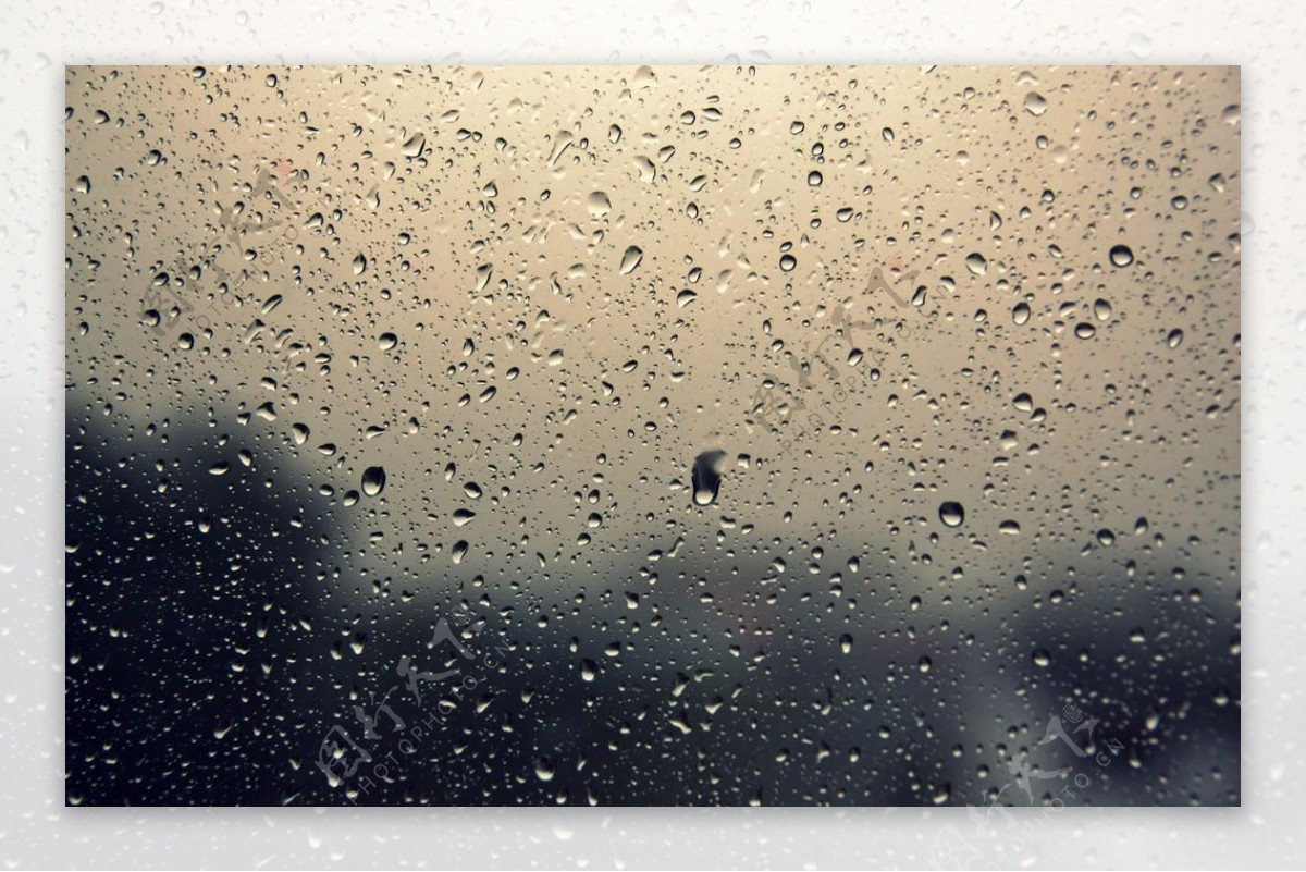 下雨天与窗外模糊景色