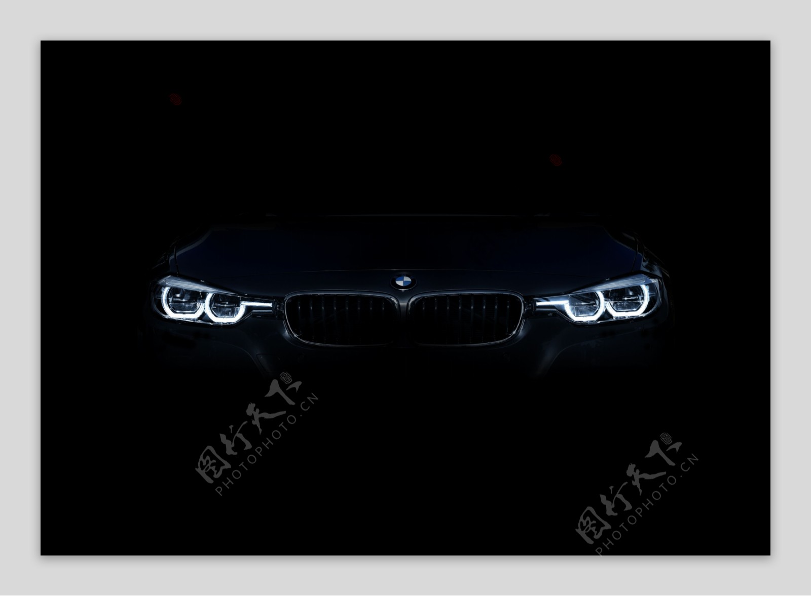 夜色中的新BMW3系前脸大灯