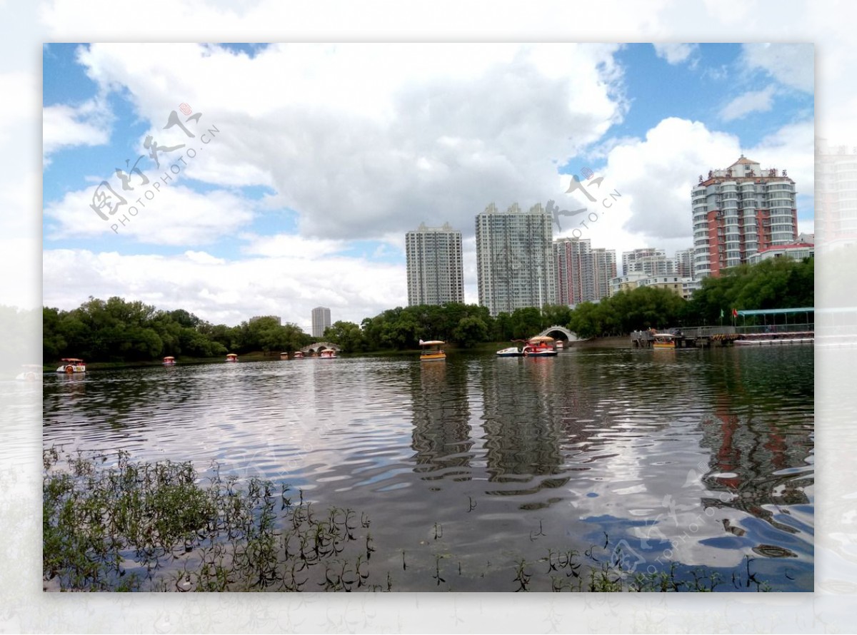 龙沙公园湖水景色