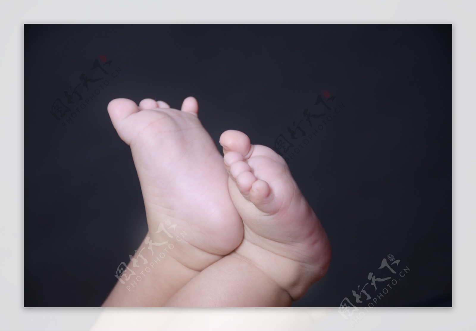 婴儿粉嫩的小脚丫高清素材纹路清晰