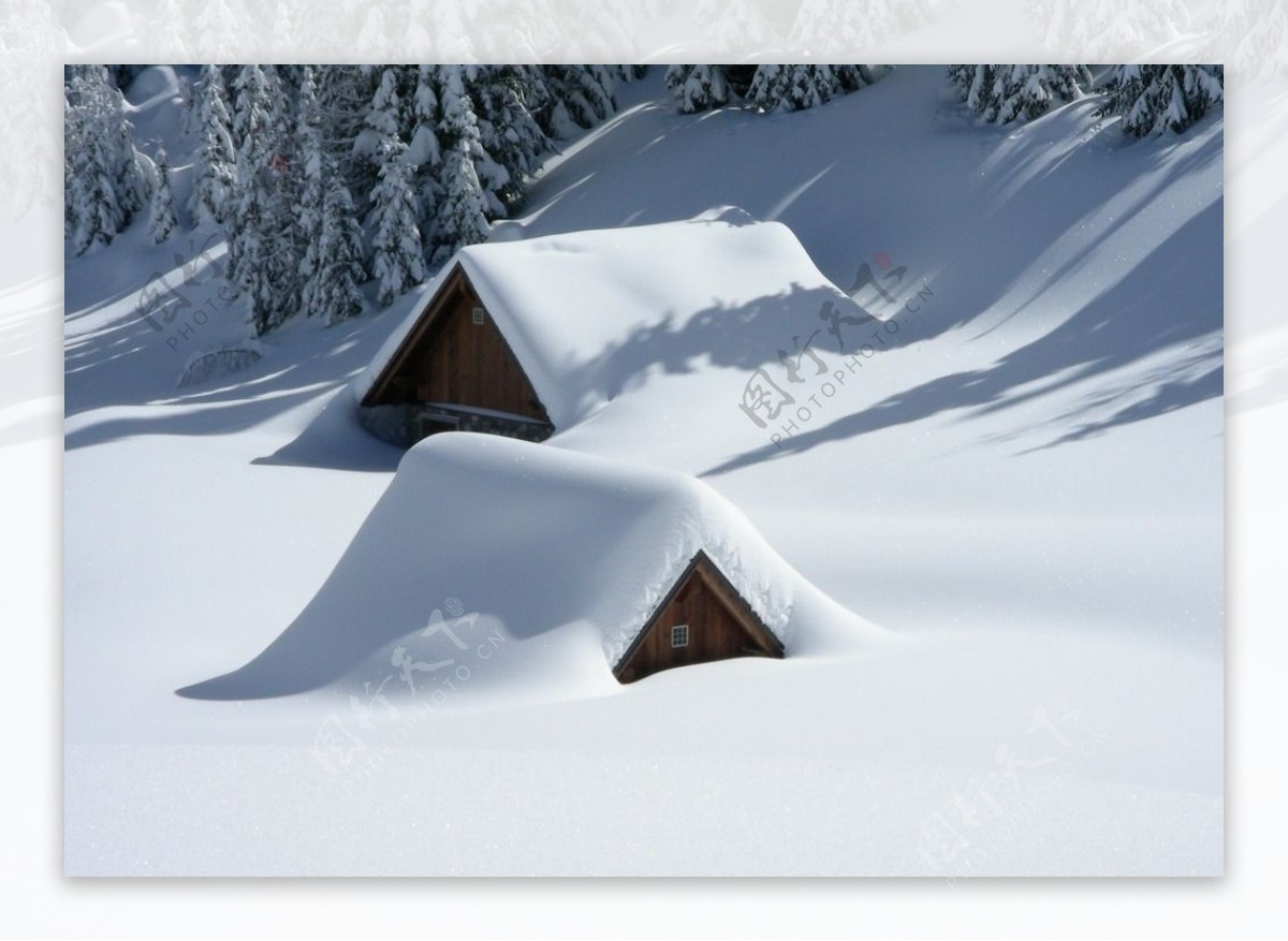 大雪覆盖了房屋