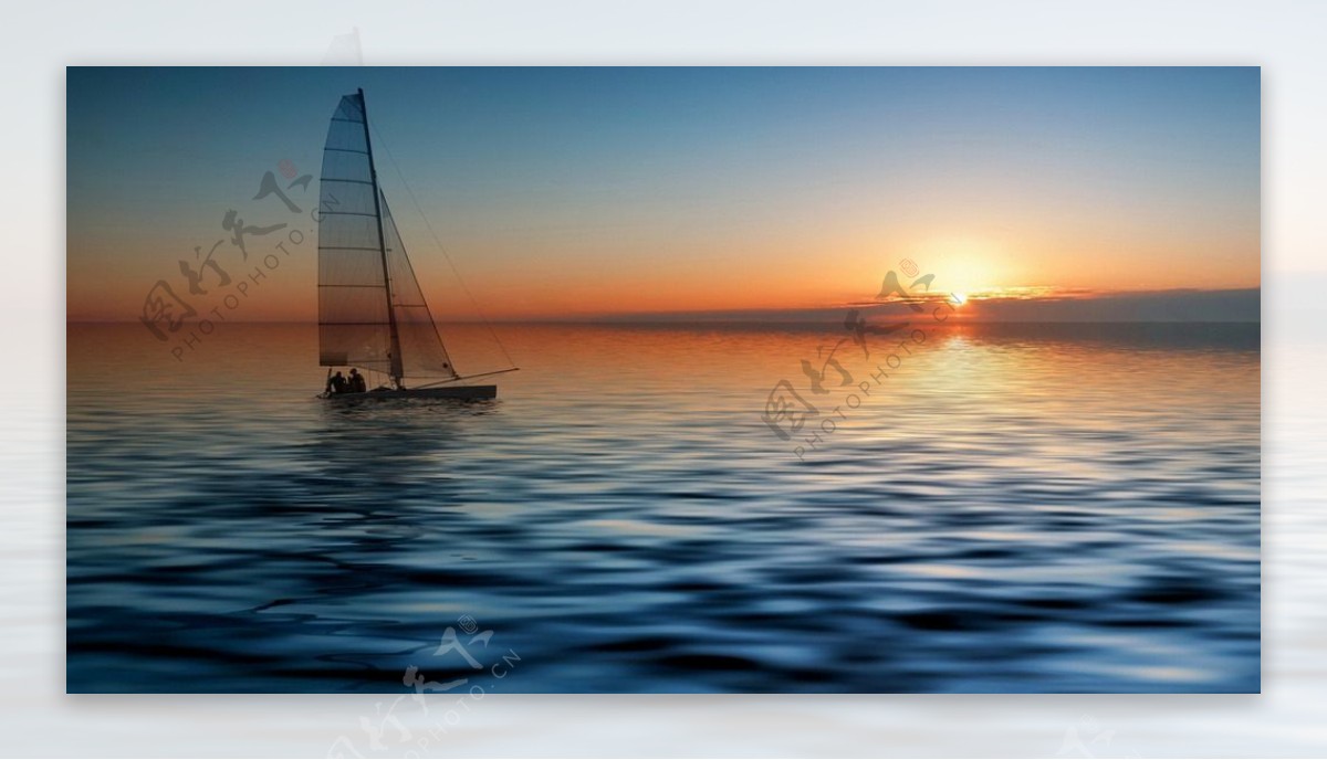 夕阳美景夕阳下的帆船