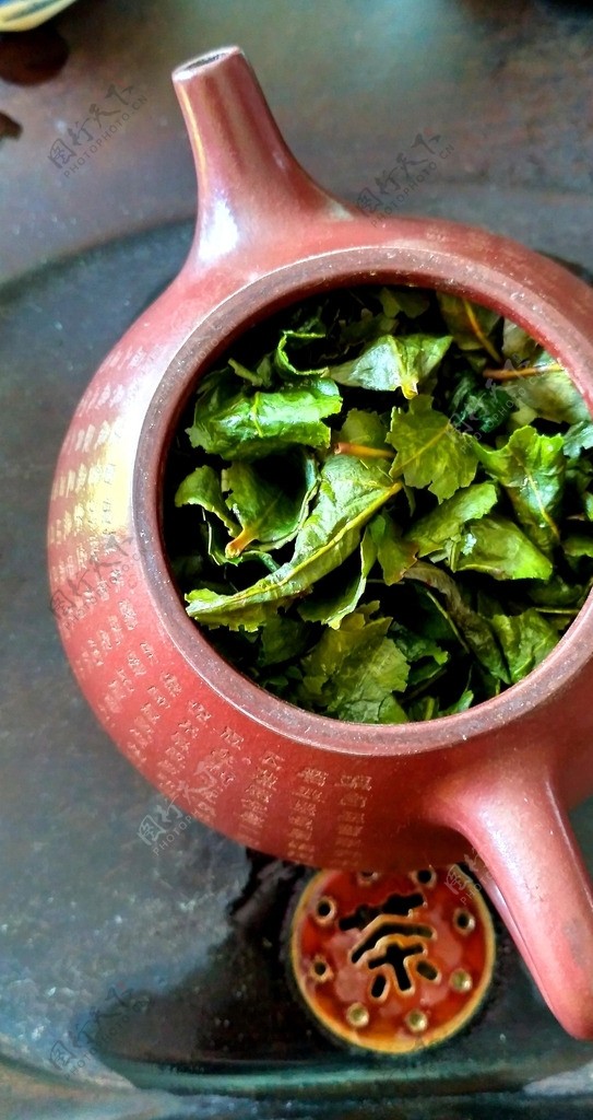 紫砂壶里泡开的绿茶叶