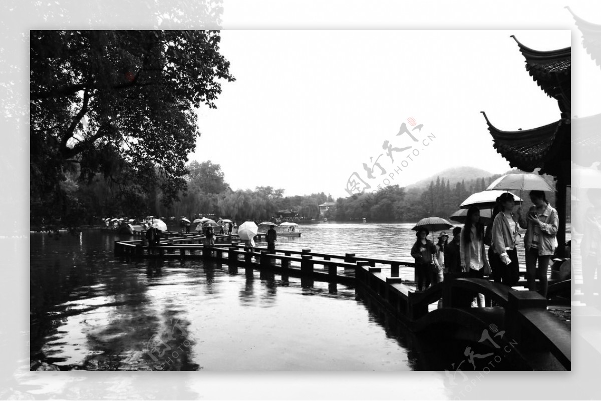 杭州西湖长桥雨天