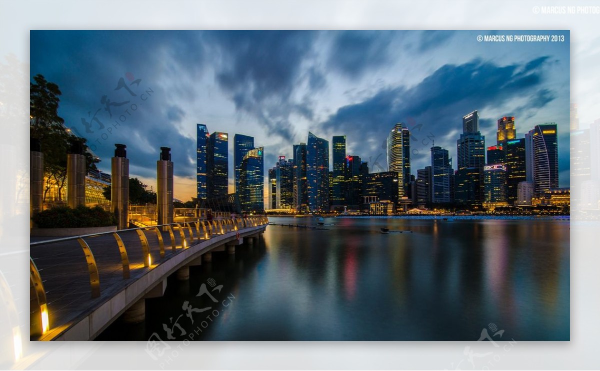 新加坡夜景地标建筑摄影图