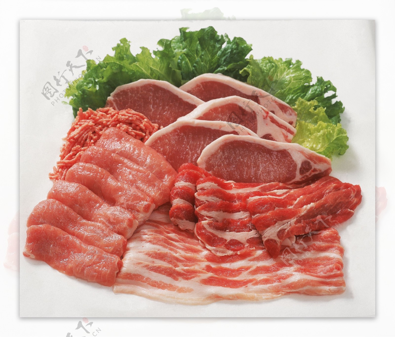 各种肉类食材和生菜叶图片