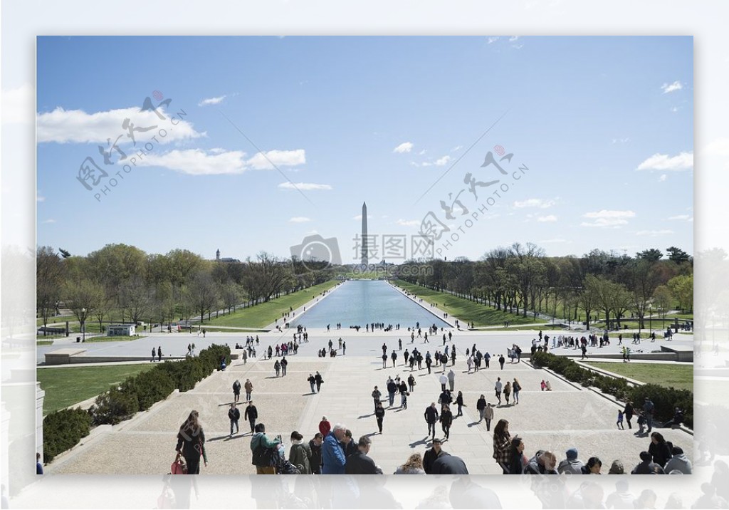 华盛顿纪念碑在白天随着在人行道上的人