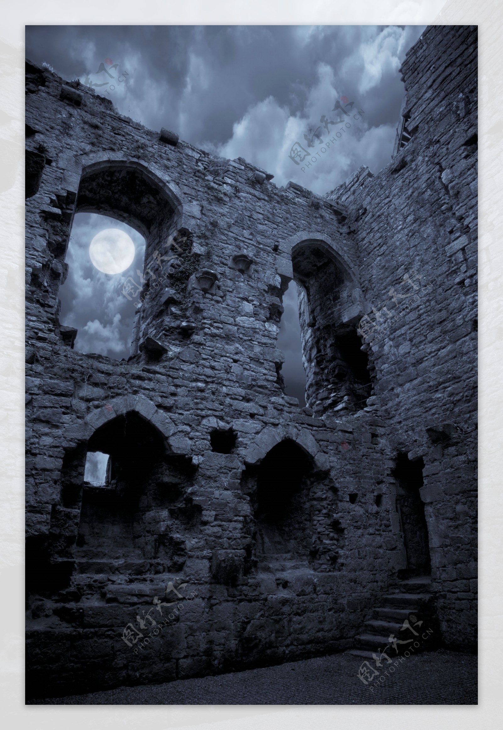 废弃的古堡与月亮图片