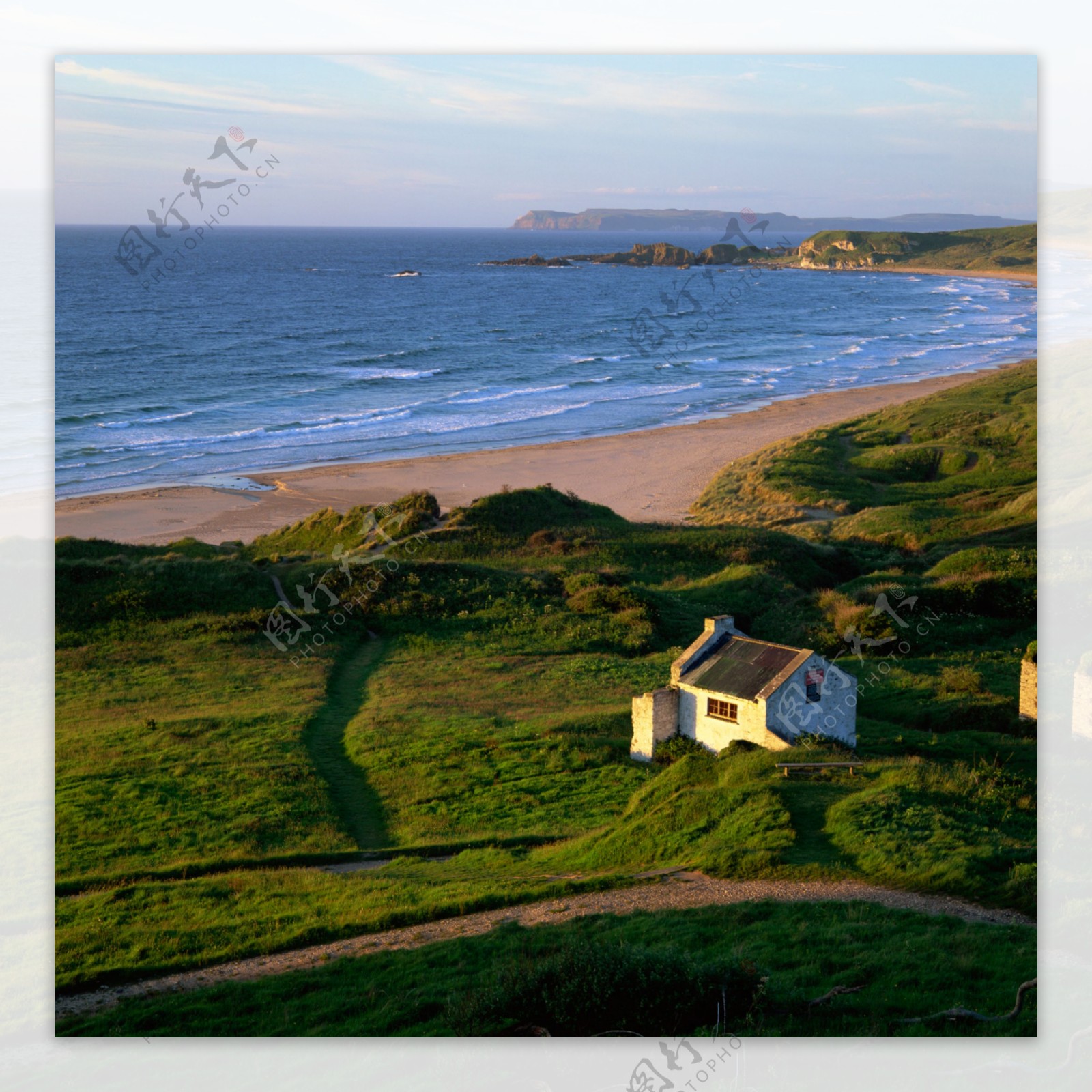 海边草地里的房屋图片