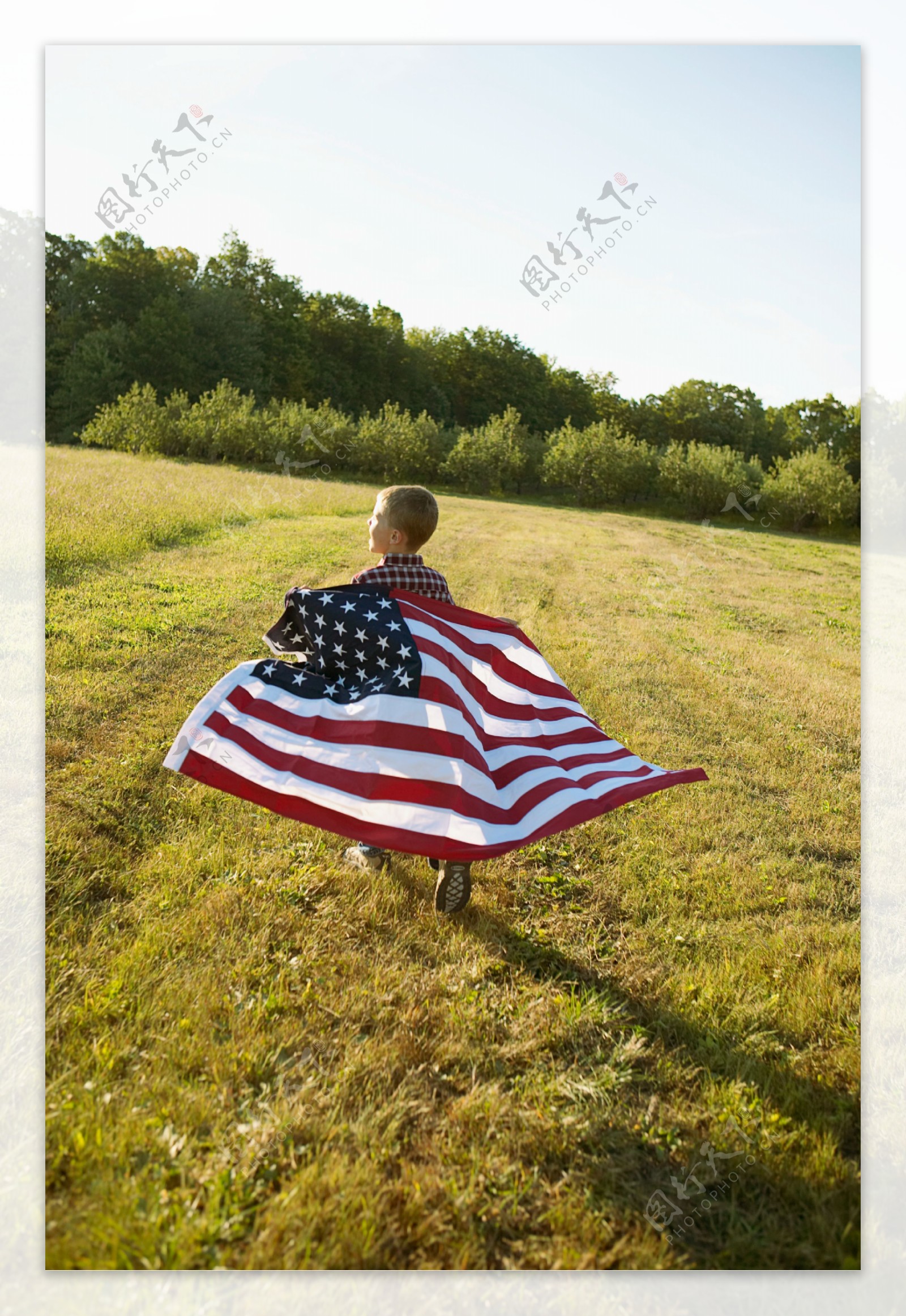 拿着美国国旗的男孩图片