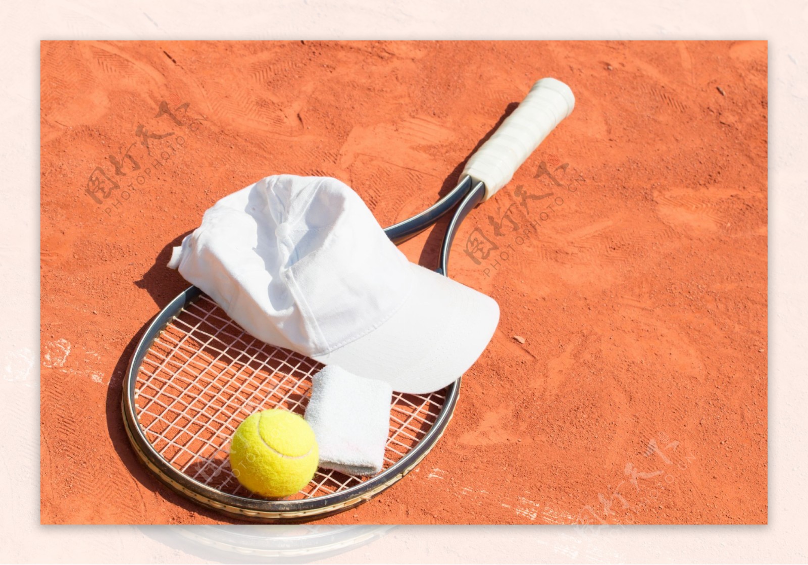 网球拍与网球图片