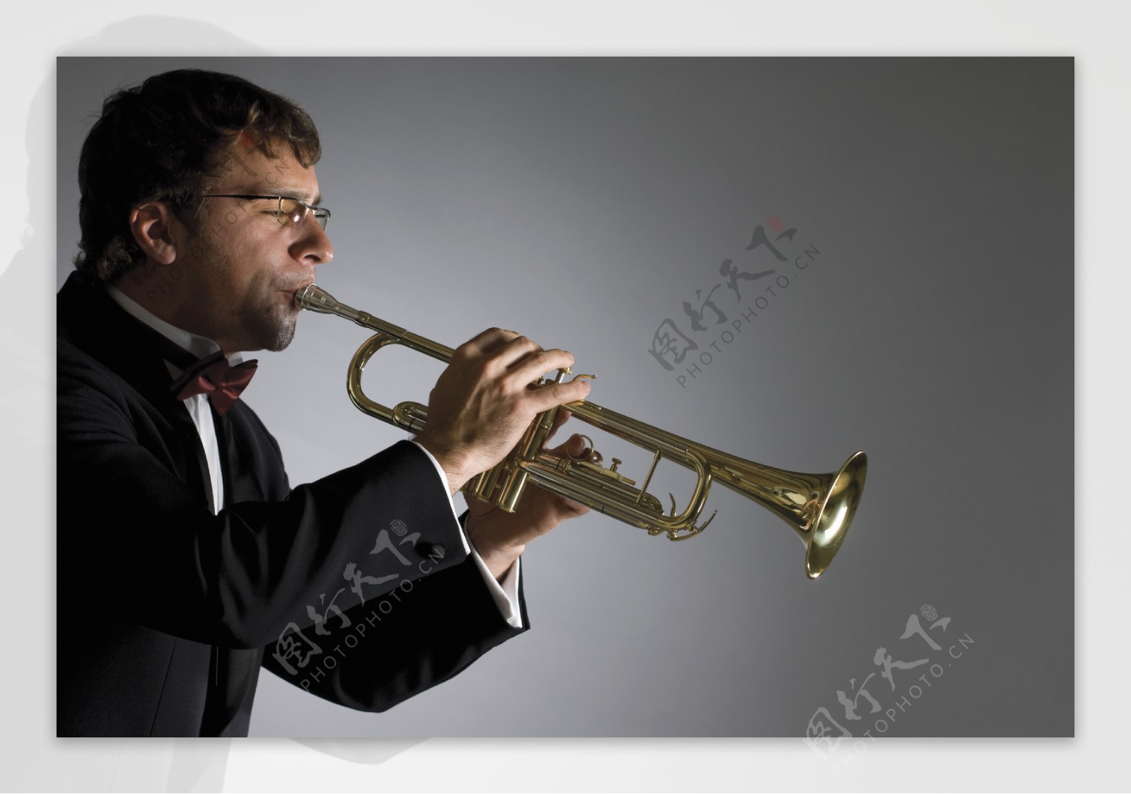 吹小号的外国男性音乐家图片
