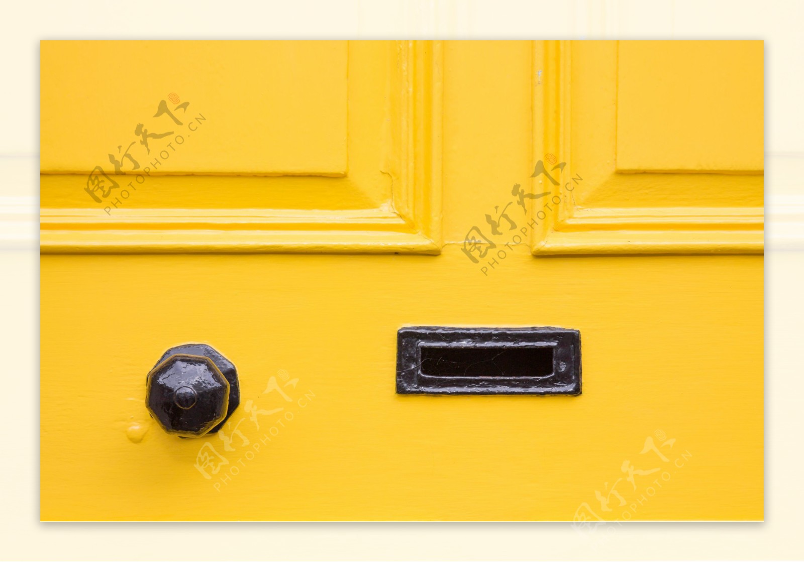 黄色门上的邮箱口图片