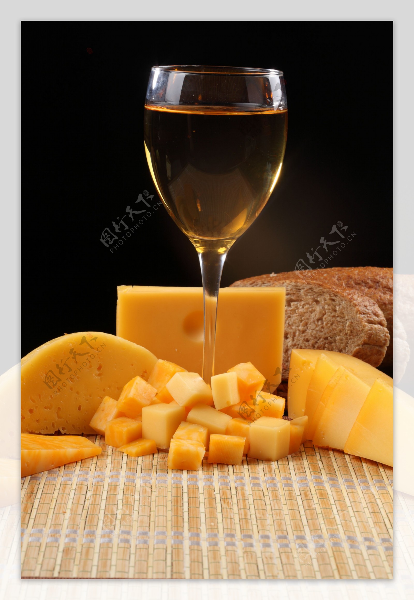 奶酪和一杯酒图片