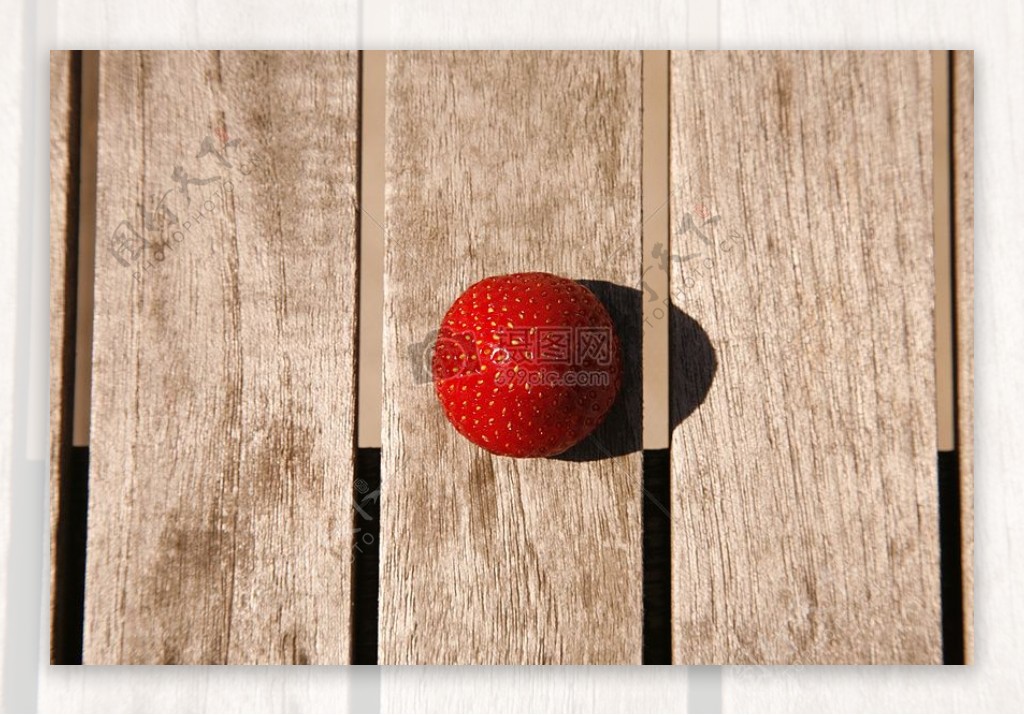 木板上的草莓