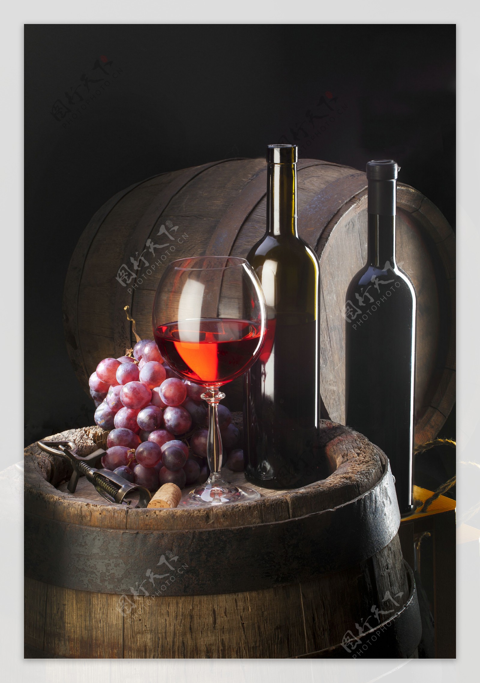 酒桶上的葡萄和红酒图片