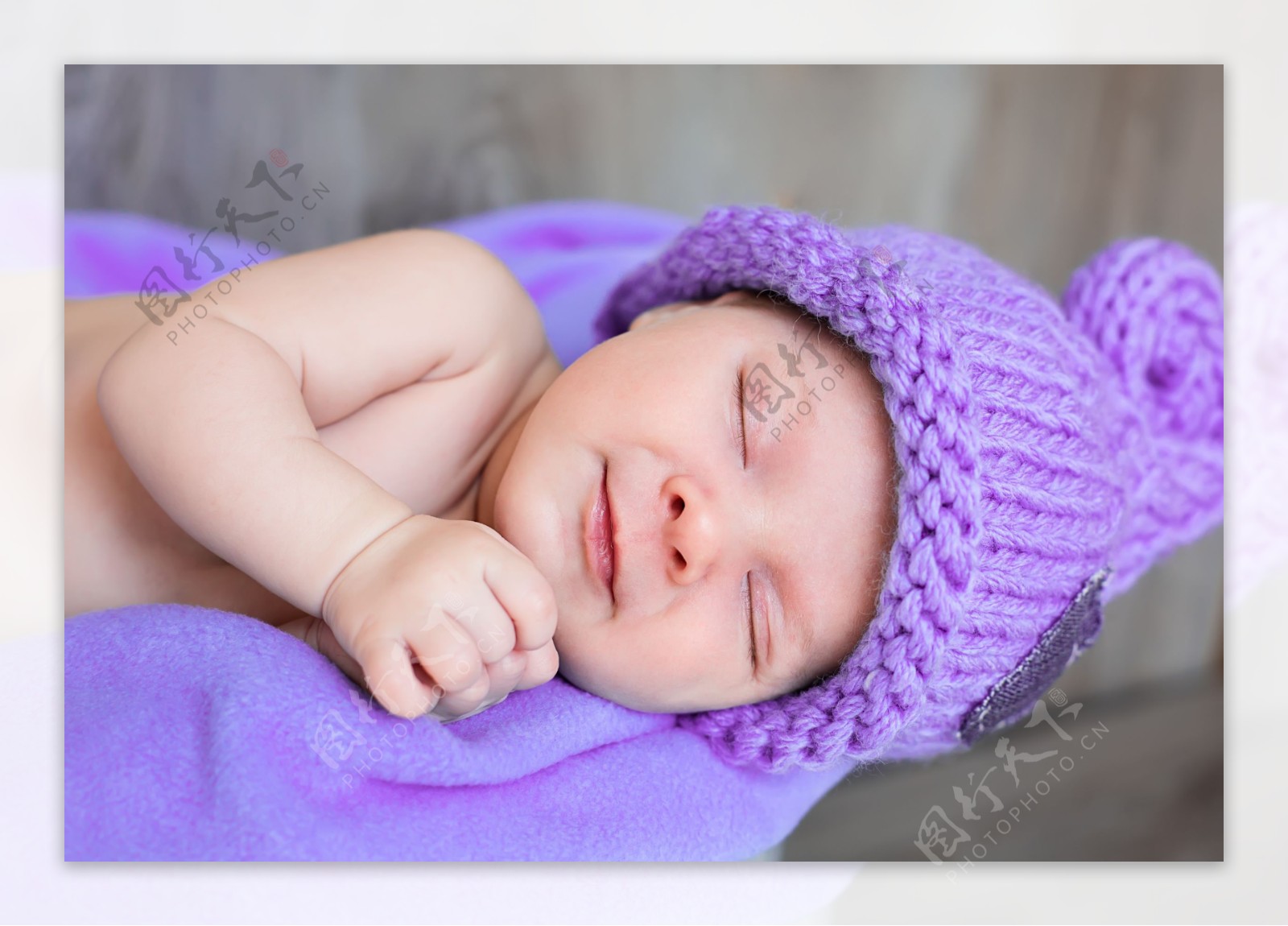 带粉色毛线帽睡觉的婴儿图片