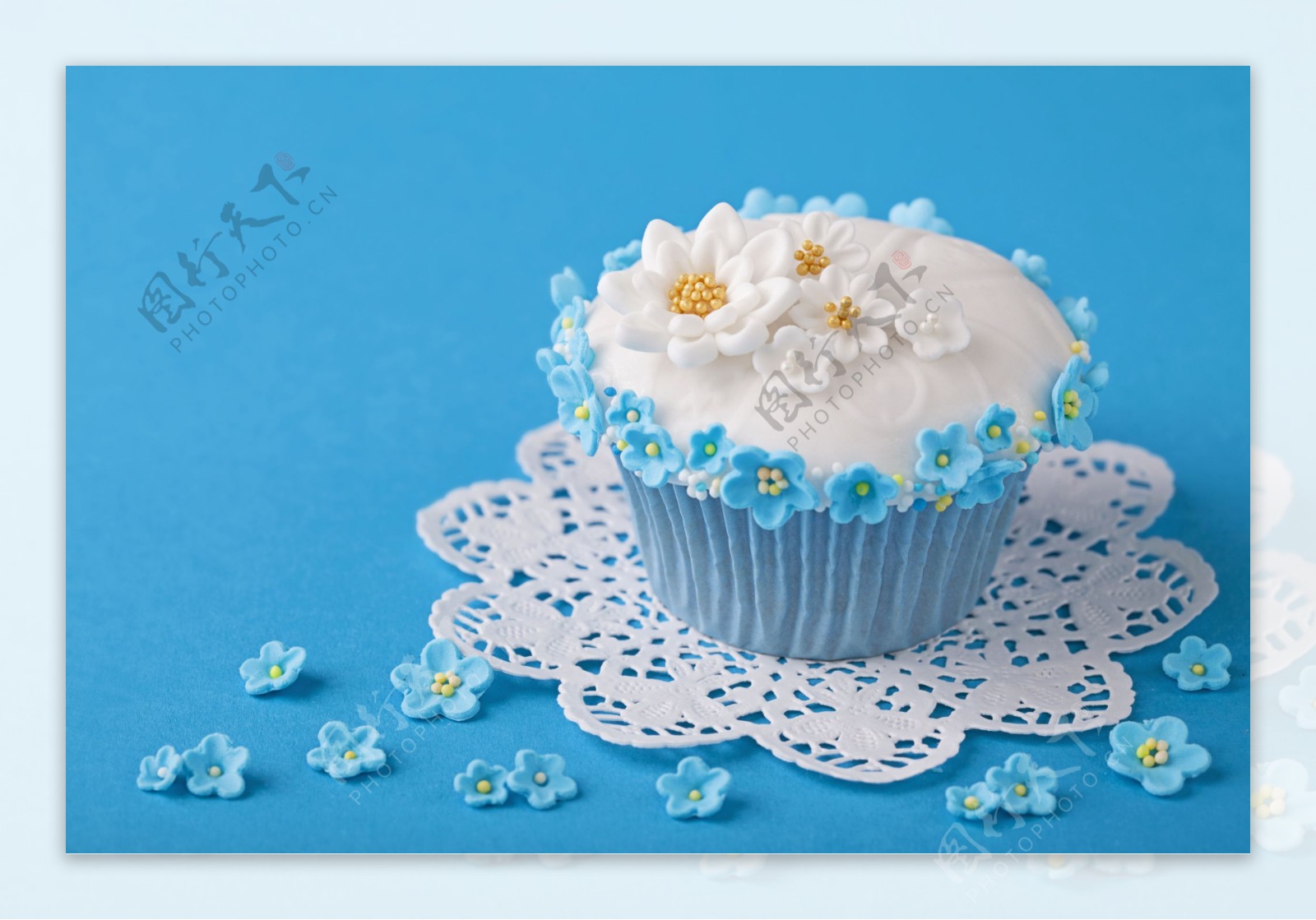 蓝色花朵纸杯甜品图片