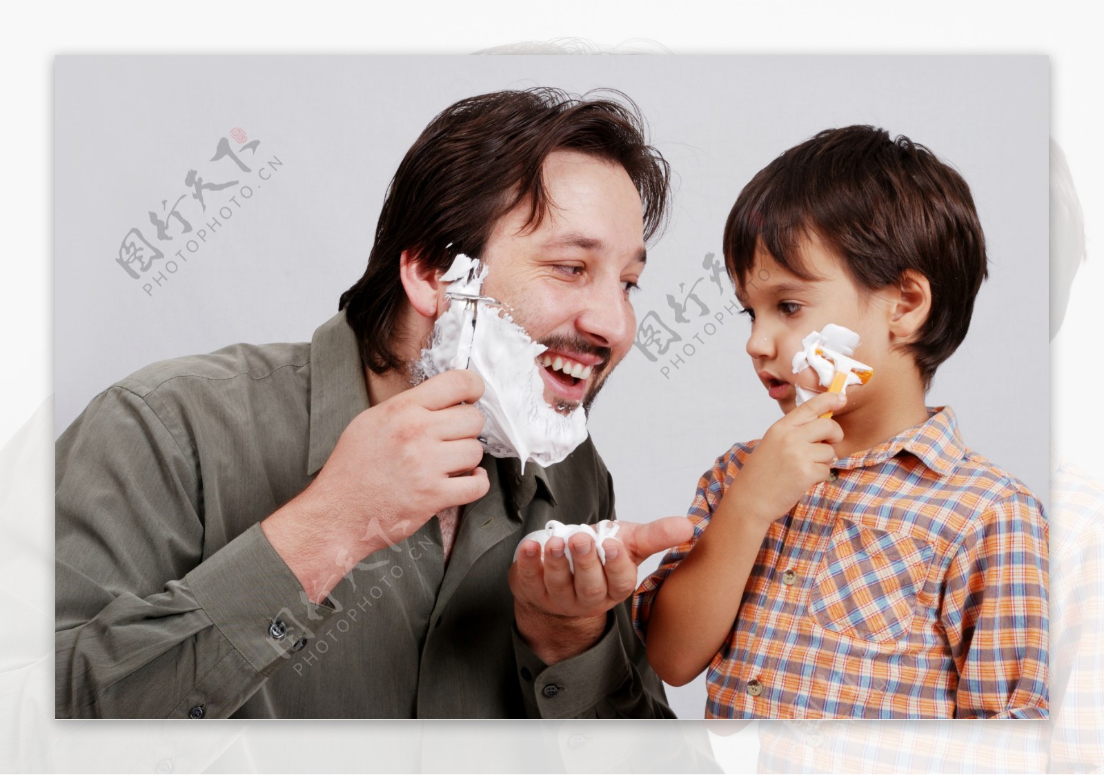 刮胡子的父子两个图片