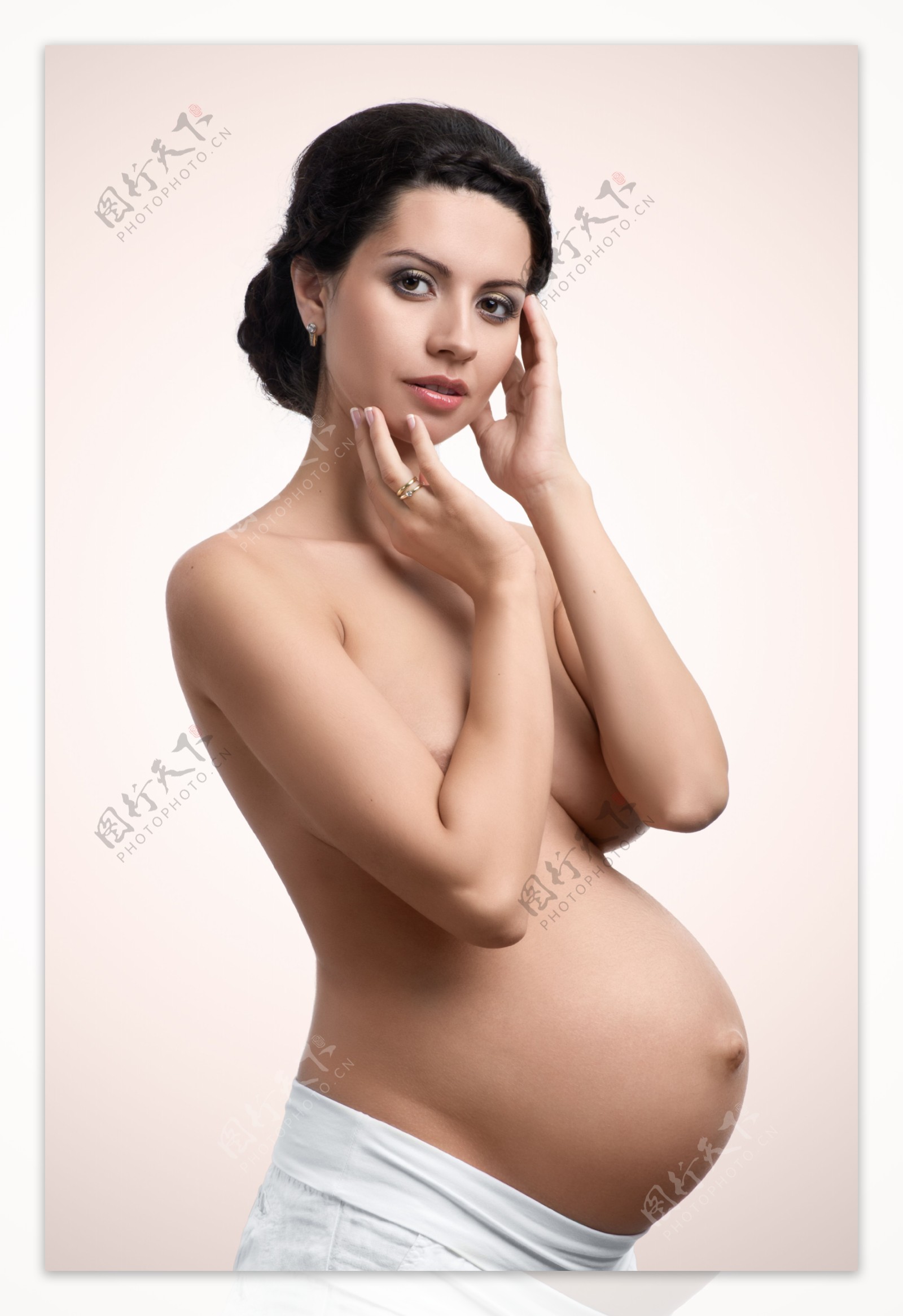 微笑的外国孕妇图片
