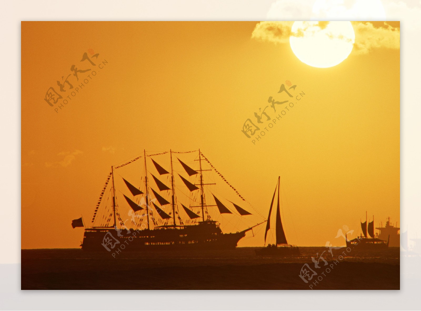 落日帆船图片