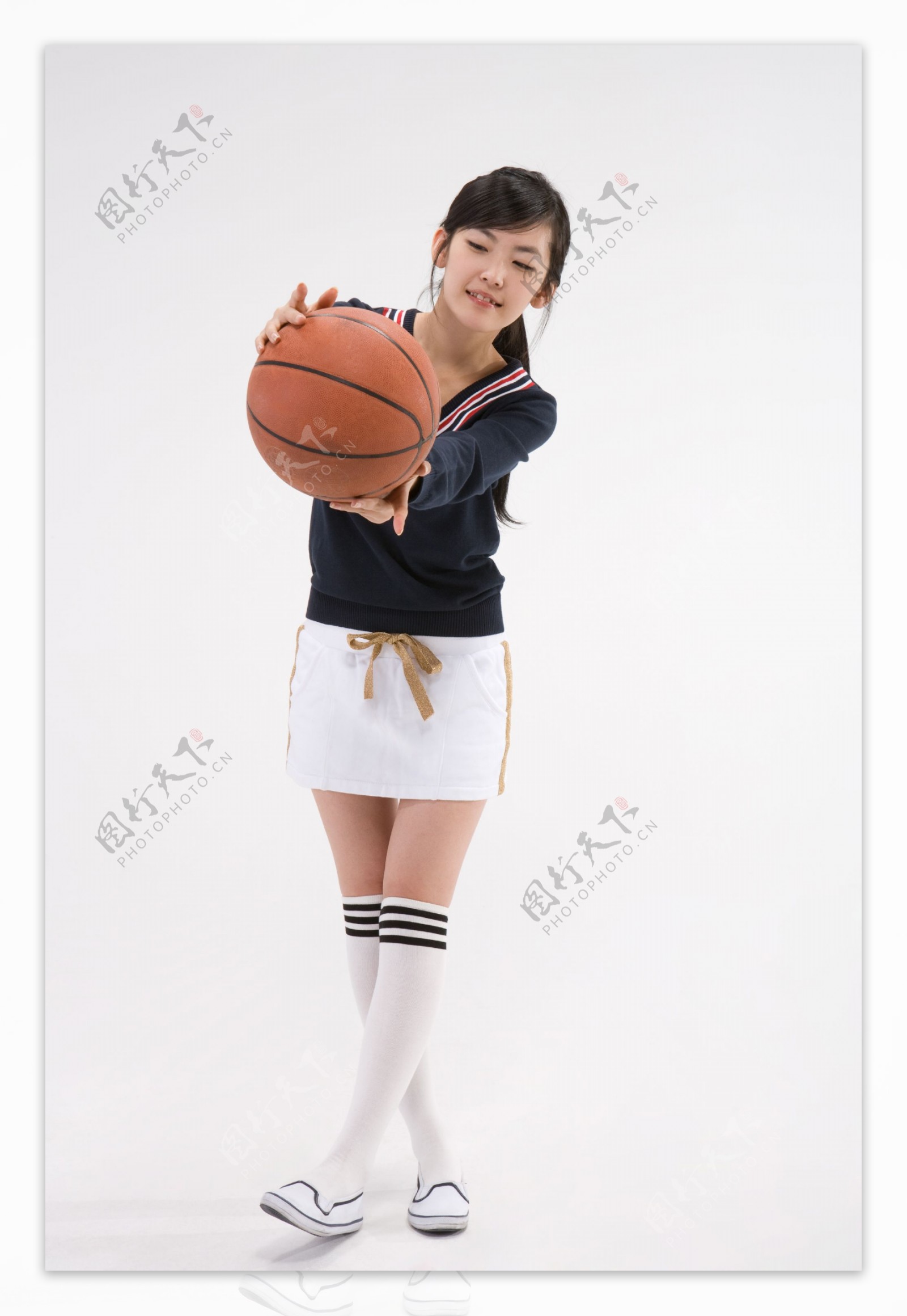 打篮球漂亮学生图片