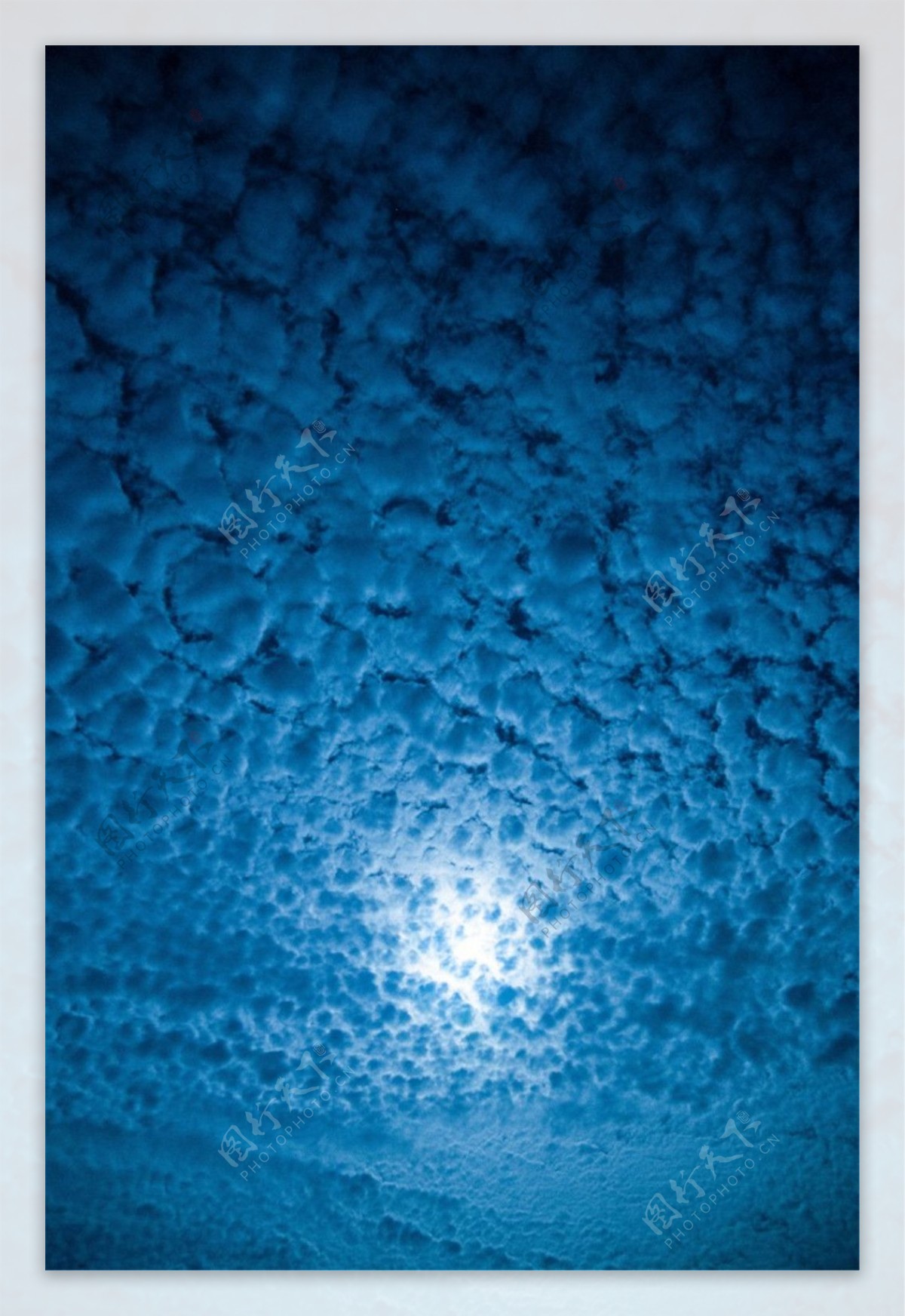 月夜棉花云图片
