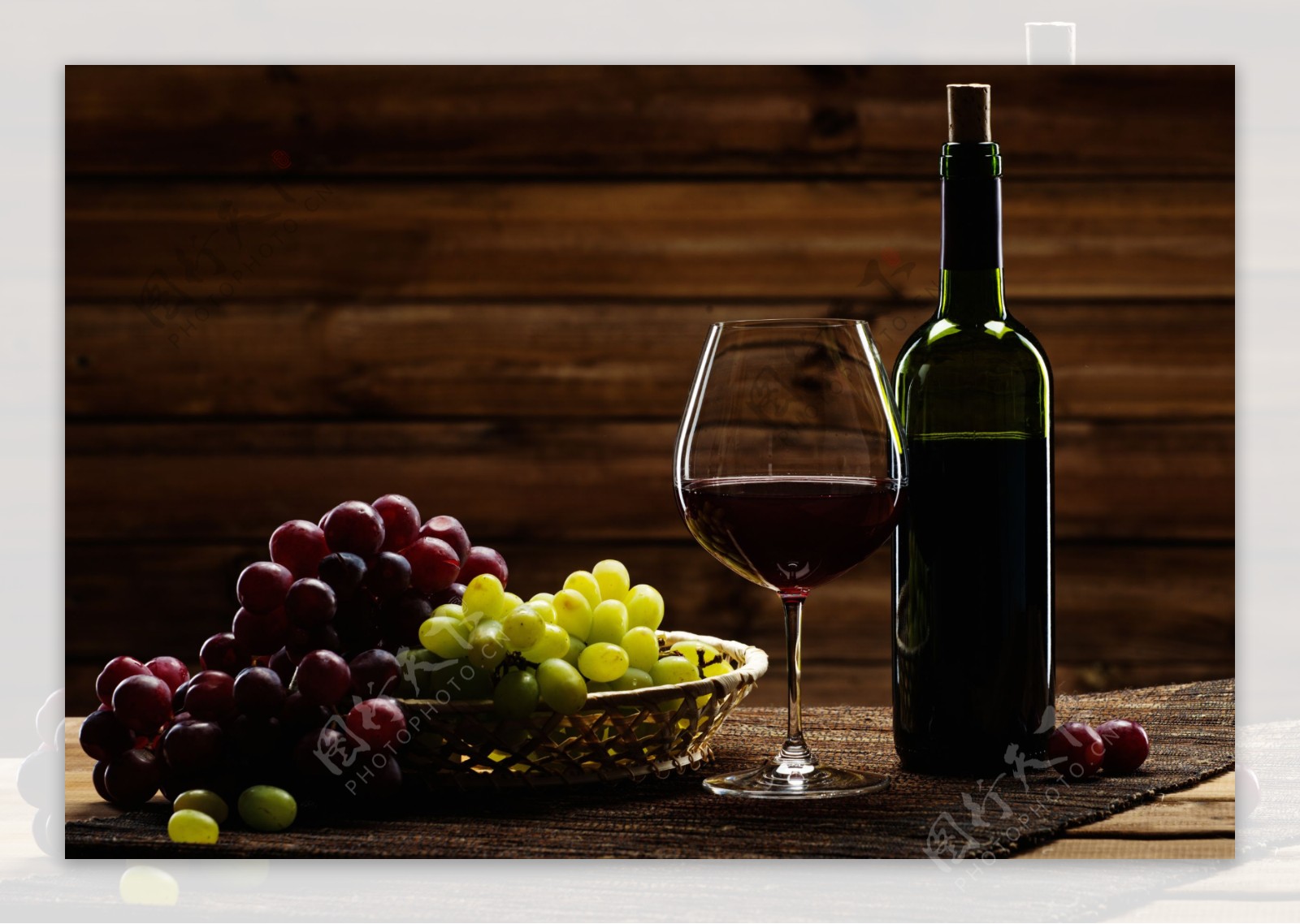 新鲜葡萄与葡萄酒图片