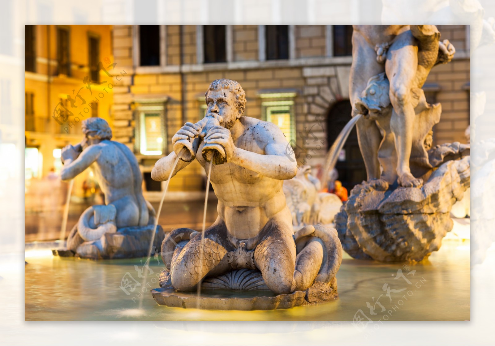 罗马建筑前的喷泉图片