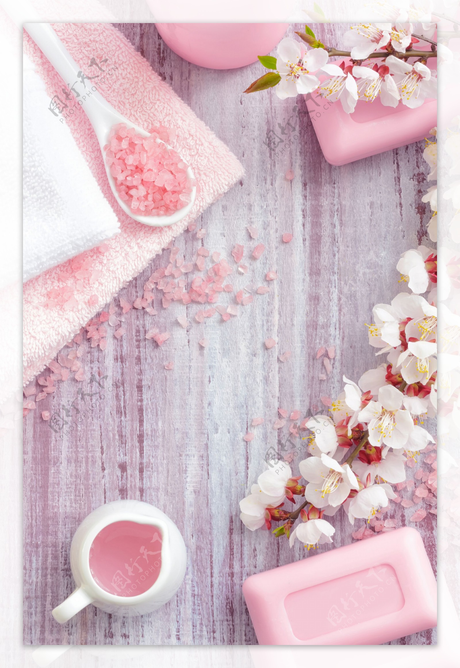 Spa水疗浴盐和花朵香皂图片