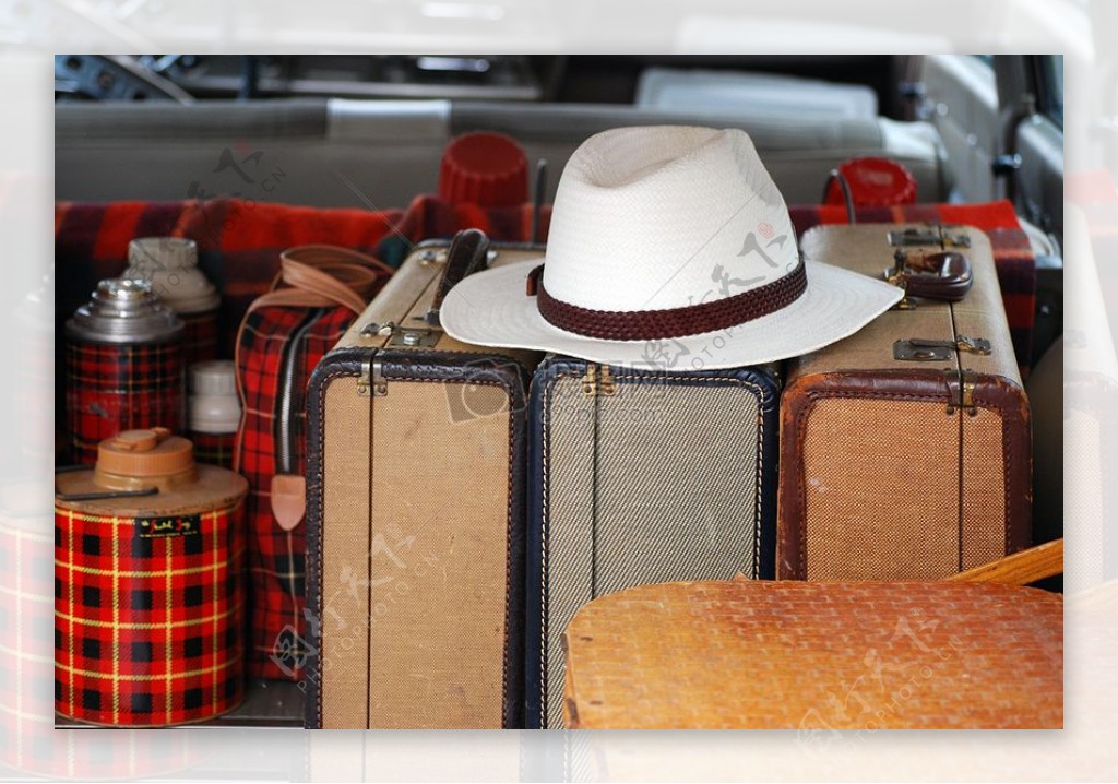 行李箱与太阳帽