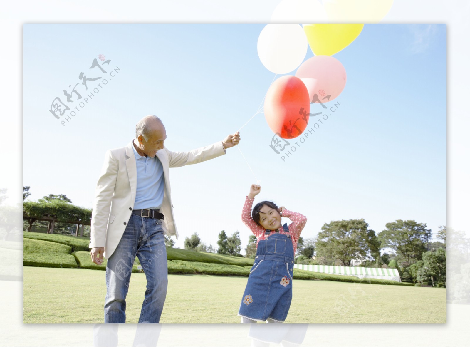玩气球的老人与女孩图片