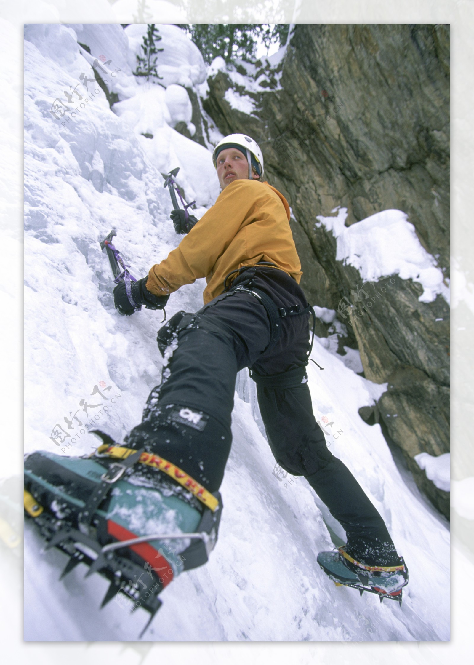 攀岩滑雪男人图片