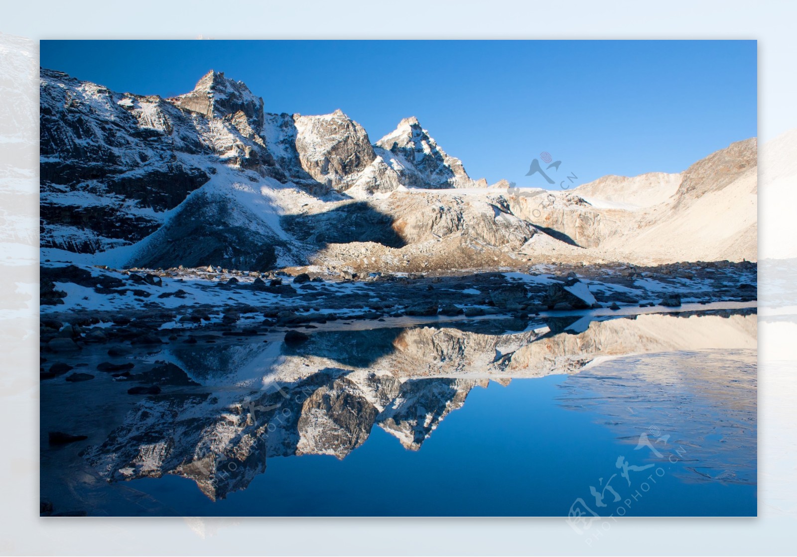 雪山和湖泊风景图片